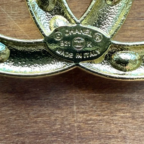 CHANEL Gold and Pearl Crystal Brooch - Picture 3 of 8